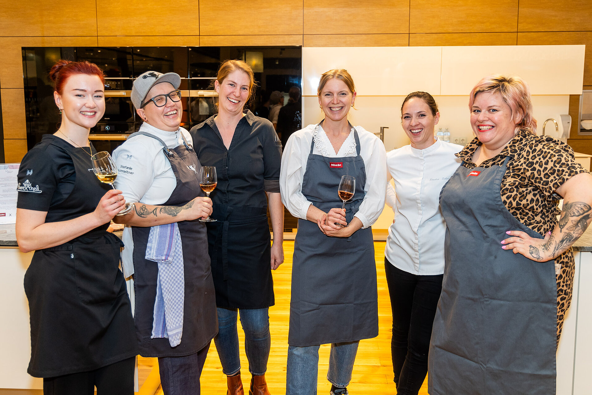 Viktoria Fahringer, Stefanie Sonnleitner, Clara Aue, Lisa Machian, Sandra Scheidl & Nina Meyer (Die Köchinnen)